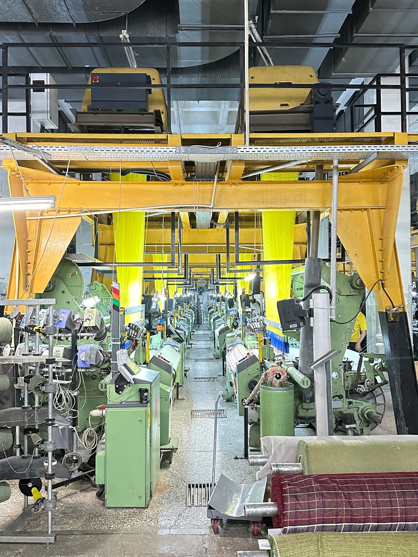Jakarlı dokuma tezgâhlarının sıralandığı bir fabrika